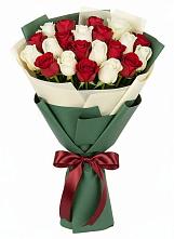Букет Микс из красных и белых роз в Нагорске