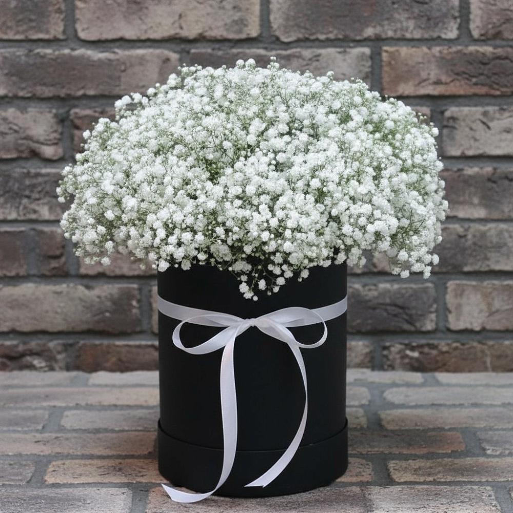 Цветочная композиция из Гипсофила в шляпной коробке в Нагорске