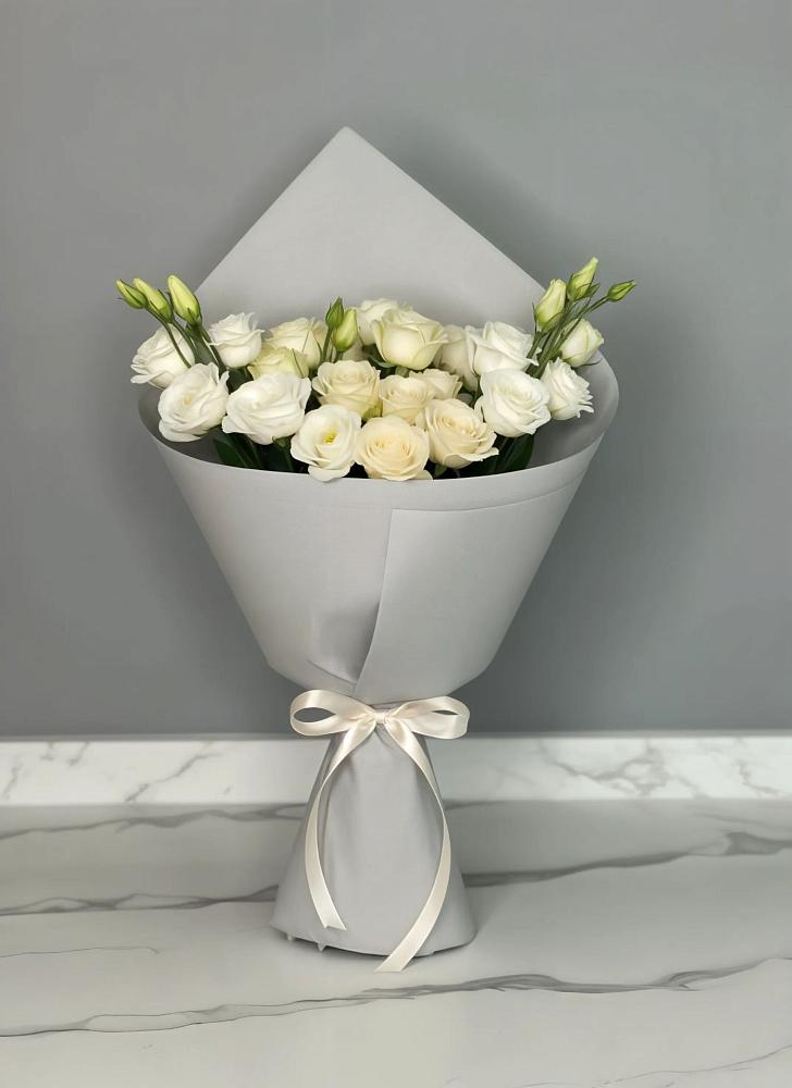 Букет цветов из: Розы и Лизиантусы в Нагорске