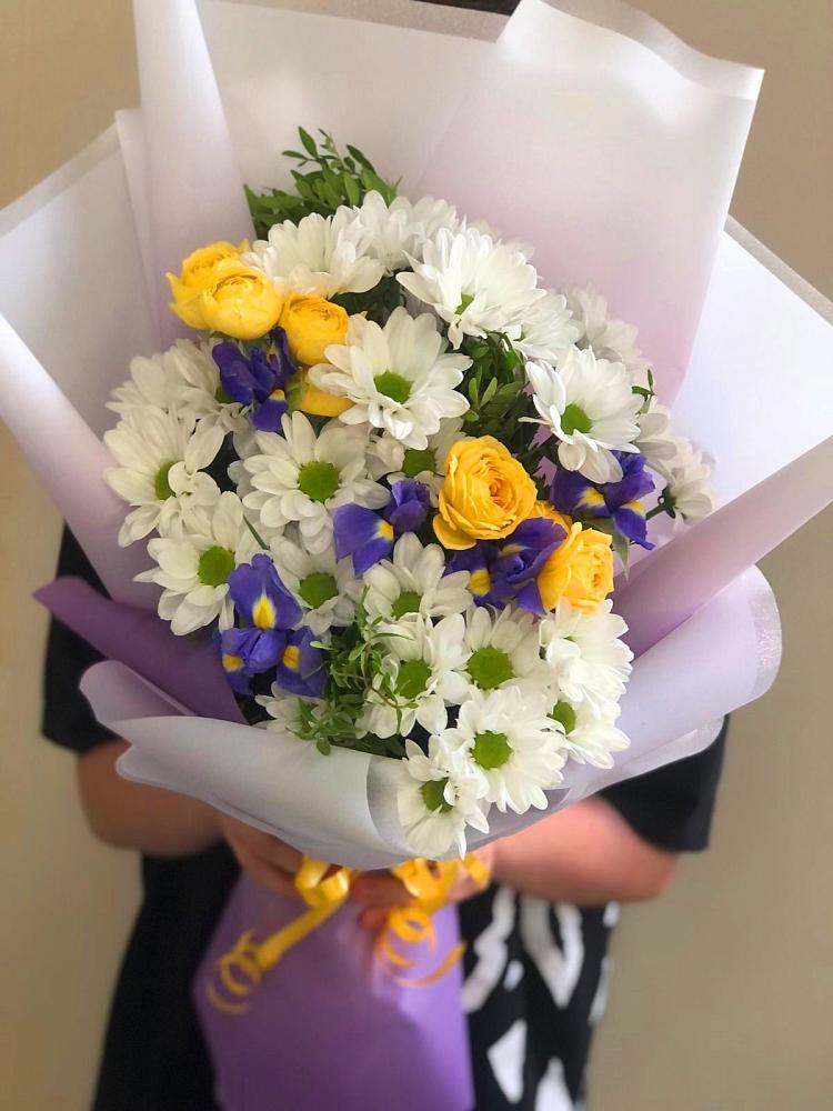 Букет цветов из: Ирисы, Хризантемы и Розы в Нагорске