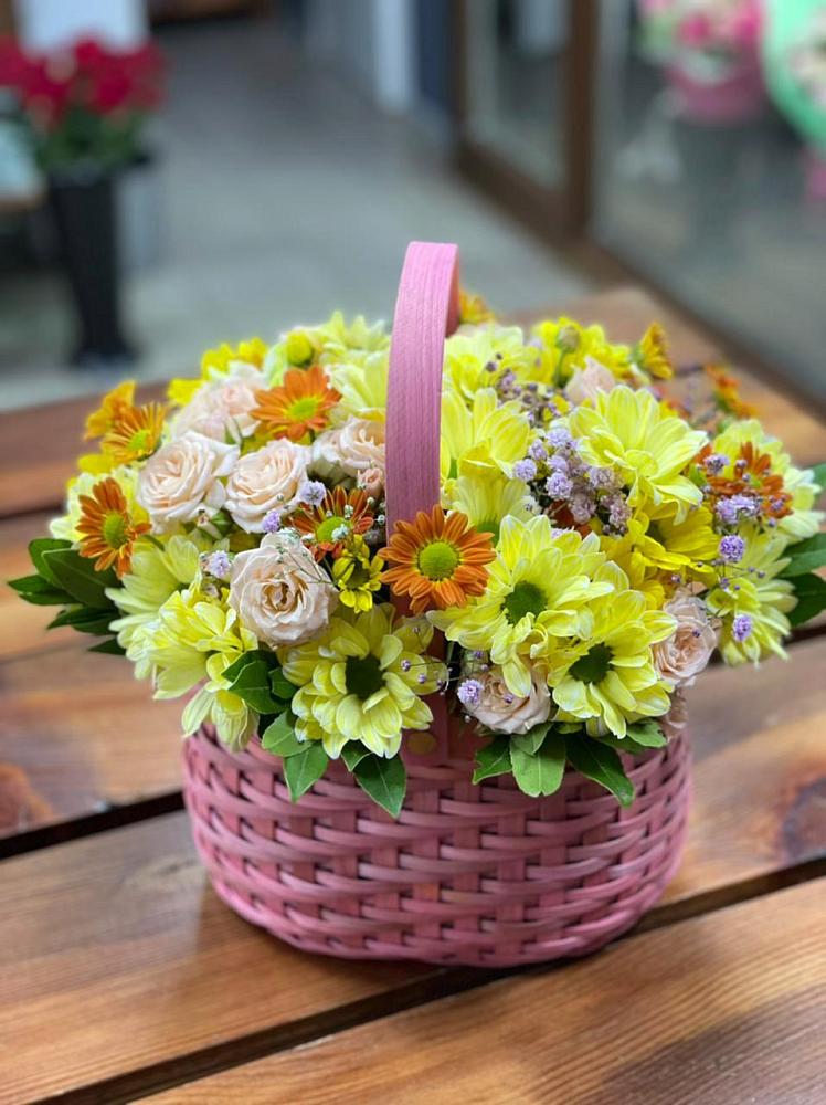 Цветочная композиция из Хризантемы и Розы в корзине в Нагорске