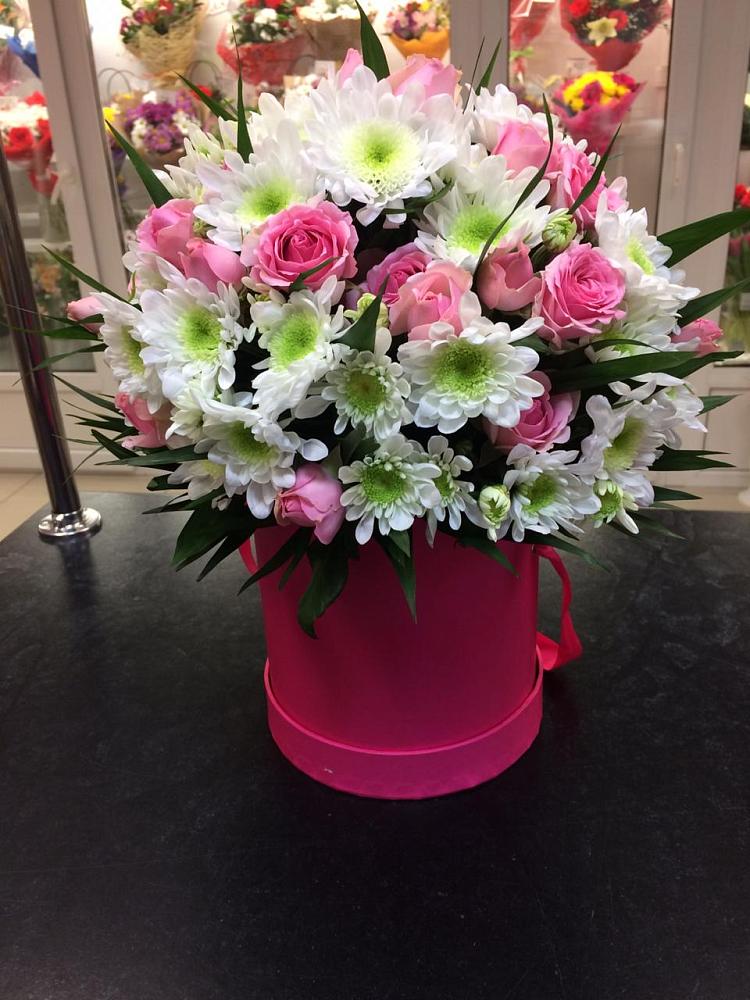 Цветочная композиция из Розы и Хризантемы в шляпной коробке в Нагорске