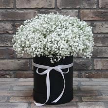 Цветочная композиция из Гипсофила в шляпной коробке в Нагорске