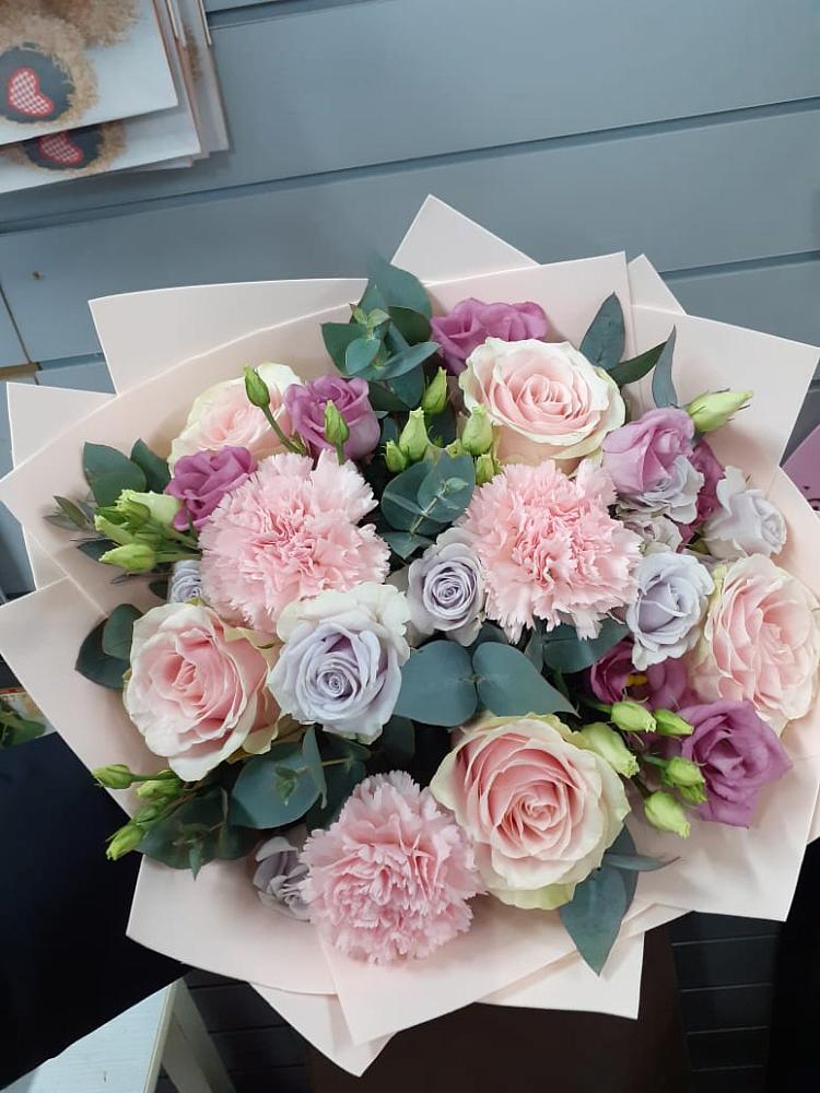 Букет цветов из: Розы, Гвоздики и Лизиантусы в Нагорске