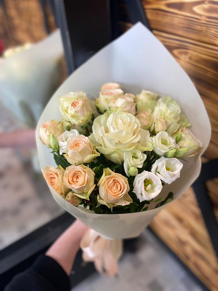 Букет цветов из: Розы и Лизиантусы в Нагорске